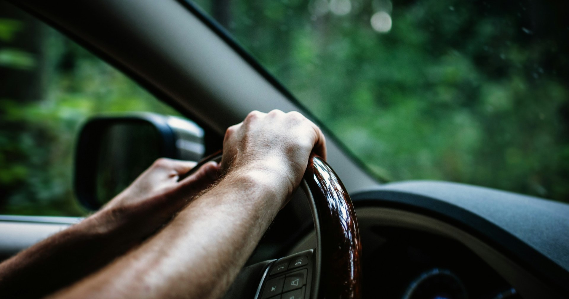 Varför drar bilen snett? Vanliga orsaker och lösningar